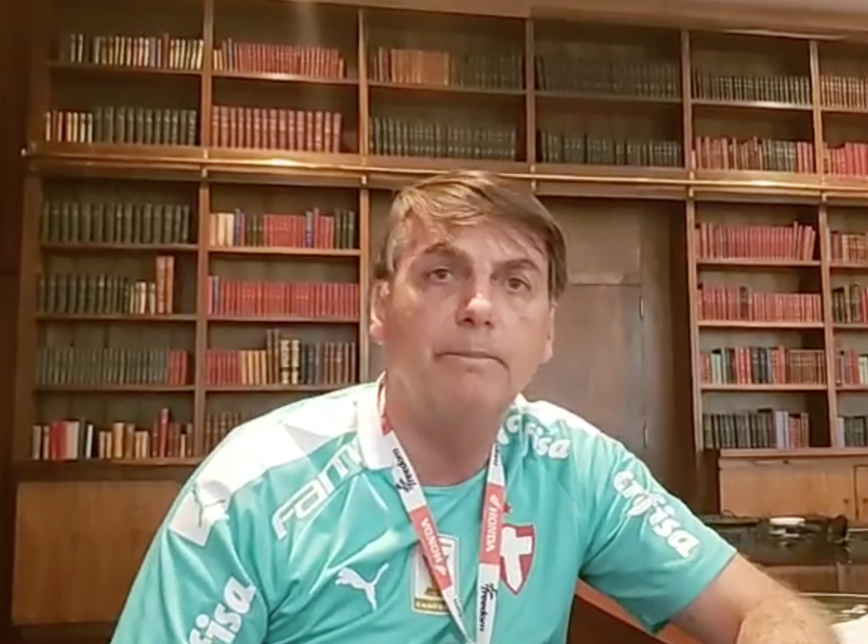 Bolsonaro anuncia novo protocolo para uso da cloroquina e faz piada sobre o assunto